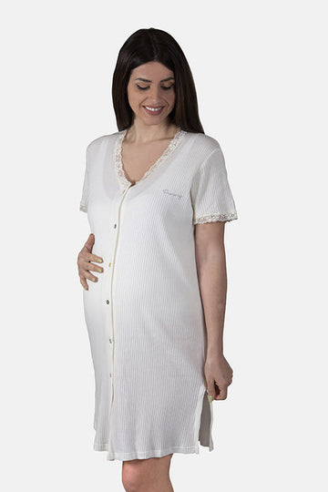 Camicia clinica aperta davanti a mezza manica in cotone con applicazione in pizzo e strass