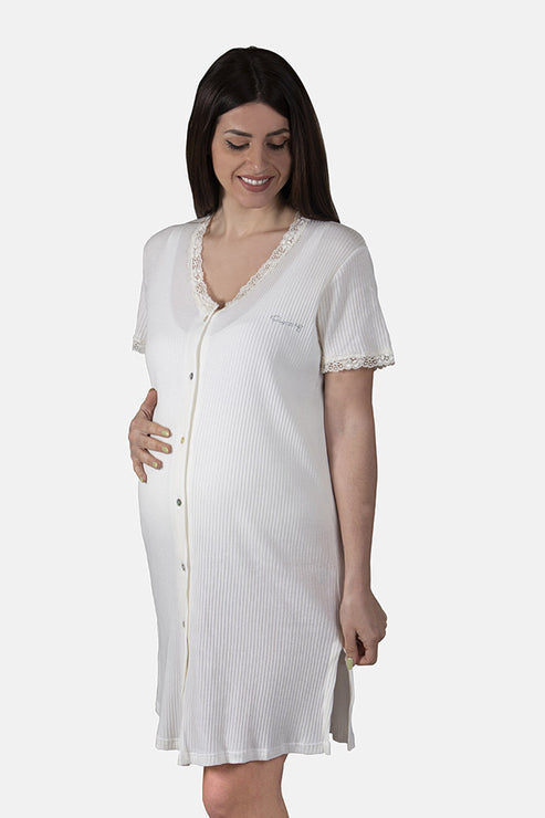 Camicia clinica aperta davanti a mezza manica in cotone con applicazione in pizzo e strass